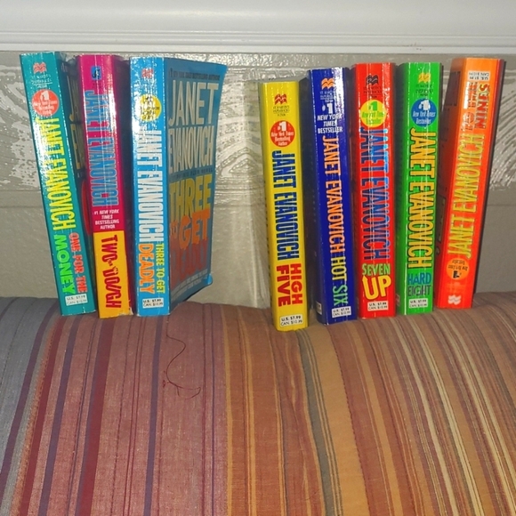 Set of 8 Janet Evanovich Stephanie Plum Series Peperback books. - Picture 2 of 2